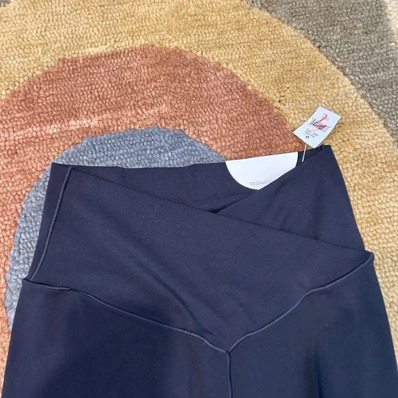 NWT Offline by Aerie Real Me Bike Short 7” Inseam Black Crossover Waistband M - Picture 2 of 8